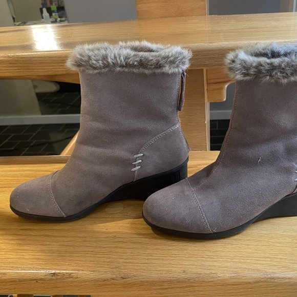 Aerosoles Ankle High Fur Lined Boots, faux suede, taupe colored, wedge heel. - Picture 7 of 9